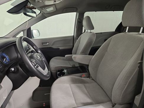 Used 2018 Toyota Sienna LE FWD image 13