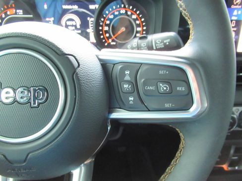 Used 2025 Jeep Wrangler Unlimited Sahara w/ Technology Group AWD/4WD image 23