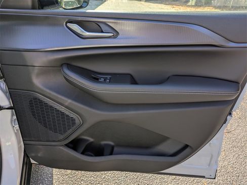 New 2025 Jeep Grand Cherokee Altitude image 34