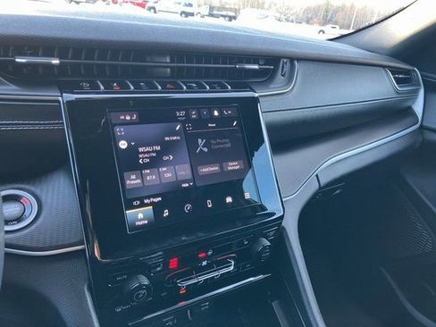 Used 2024 Jeep Grand Cherokee Altitude image 3