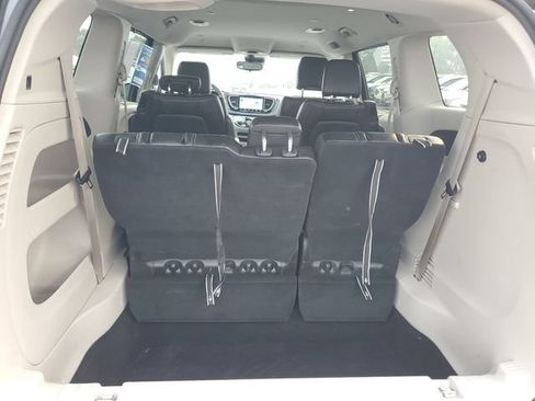 Used 2024 Chrysler Pacifica Touring-L FWD image 7