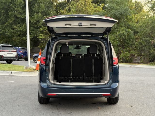 Used 2023 Chrysler Pacifica Touring-L FWD image 14