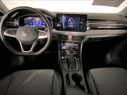 Used 2025 Volkswagen Jetta SE FWD image 15