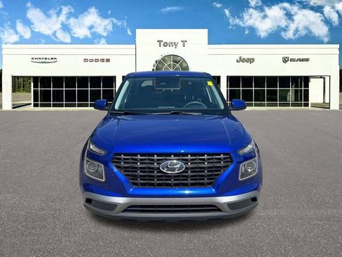 Used 2023 Hyundai Venue SE FWD image 2