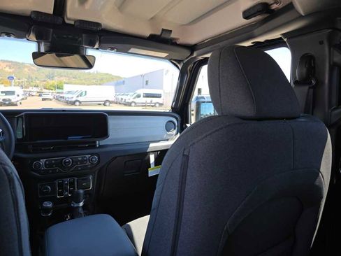 New 2025 Jeep Gladiator Sport image 14