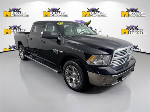 Used 2022 RAM 1500 Classic SLT w/ SLT Plus D￩cor Group image 3