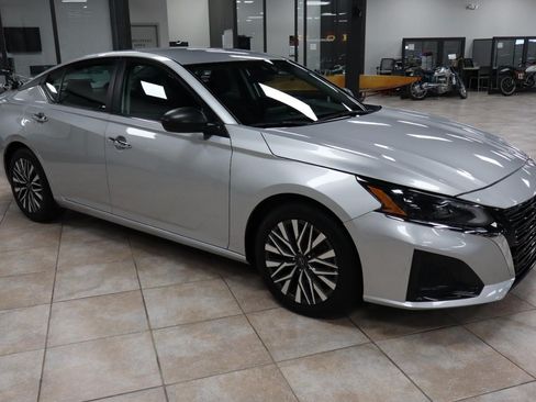 Used 2024 Nissan Altima 2.5 SV FWD image 8