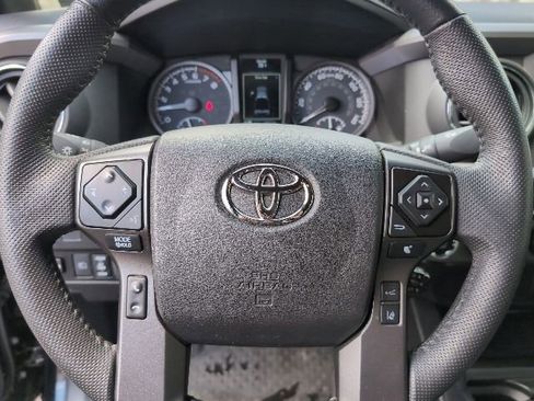 Used 2022 Toyota Tacoma TRD Off-Road AWD/4WD image 15