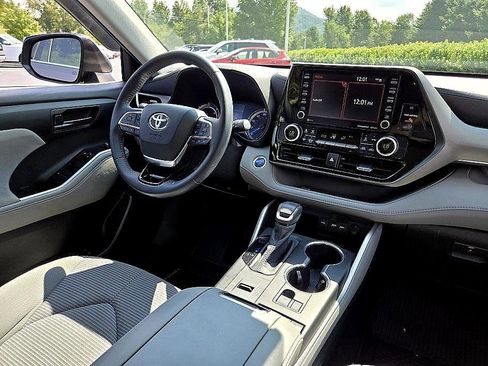 Used 2020 Toyota Highlander LE image 12