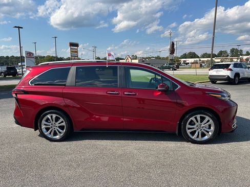 Used 2024 Toyota Sienna Platinum image 2