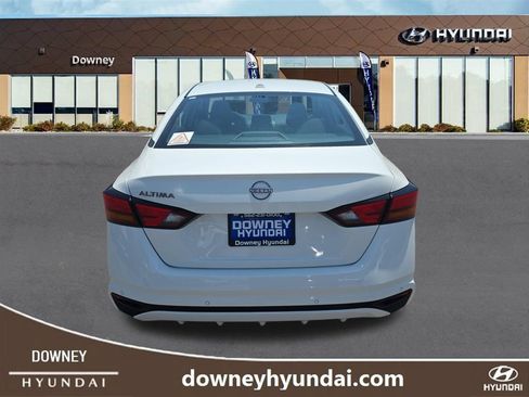 Used 2025 Nissan Altima 2.5 SV FWD image 4
