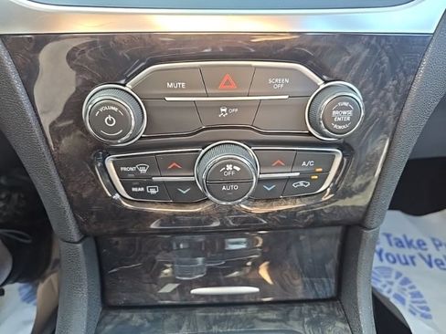 Used 2018 Chrysler 300 Limited AWD/4WD image 17