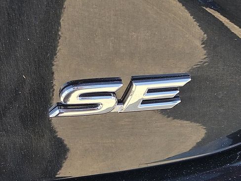 Used 2025 Toyota Camry SE FWD image 11