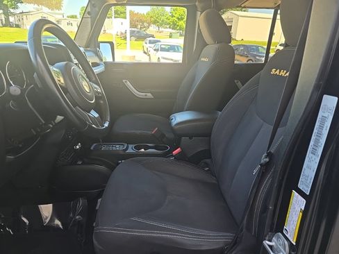 Used 2015 Jeep Wrangler Unlimited Sahara AWD/4WD image 13