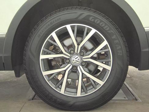 Used 2020 Volkswagen Tiguan SE w/ Panoramic Sunroof Package image 9