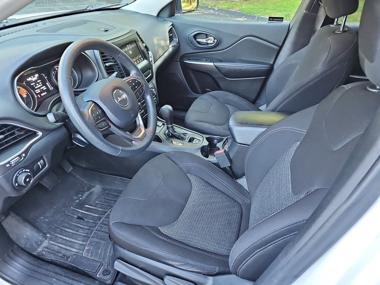 Used 2019 Jeep Cherokee Latitude w/ Popular Appearance Group FWD image 18