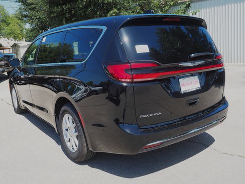 New 2025 Chrysler Pacifica Select w/ Uconnect Theater Family Group image 8