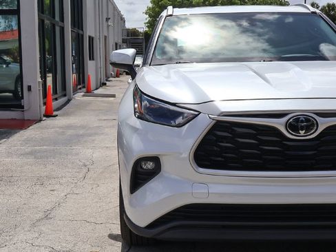 Used 2023 Toyota Highlander XLE FWD image 14