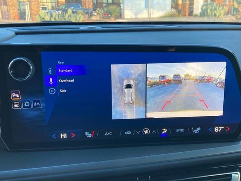 Used 2024 Chevrolet Traverse LT w/ Midnight/Sport Edition image 23