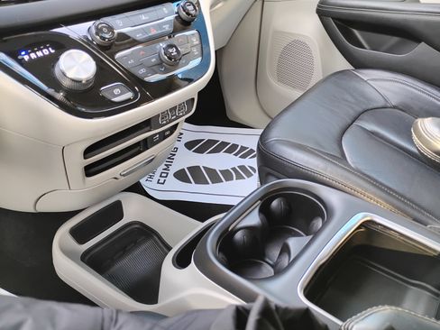 Used 2022 Chrysler Pacifica Touring-L image 13