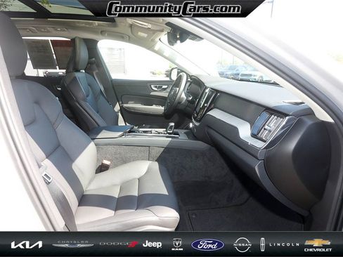 Used 2025 Volvo XC60 B5 Plus image 22