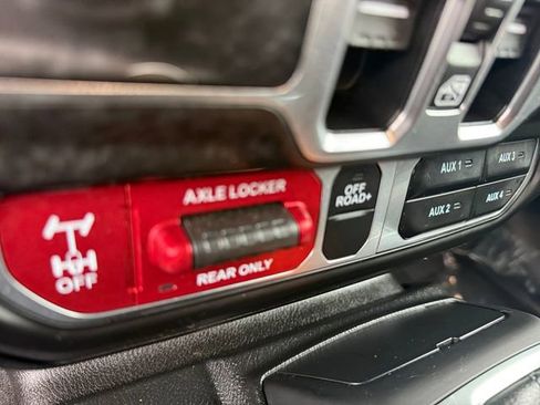 Used 2025 Jeep Gladiator Mojave w/ Convenience Group image 24