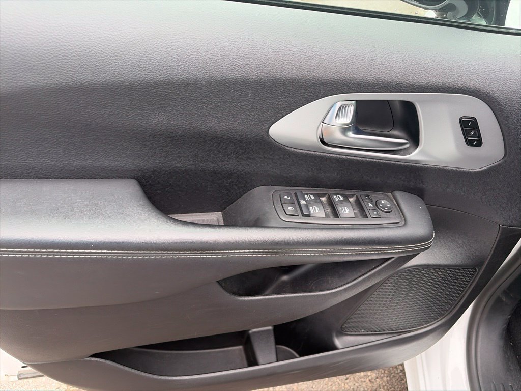 Used 2025 Chrysler Pacifica Limited FWD image 17