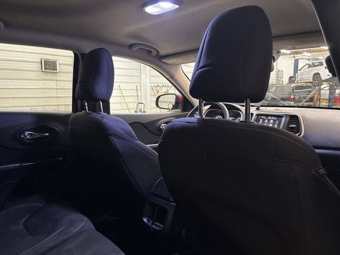 Used 2015 Jeep Cherokee Latitude AWD/4WD image 30
