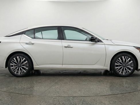 Used 2025 Nissan Altima 2.5 SV FWD image 11