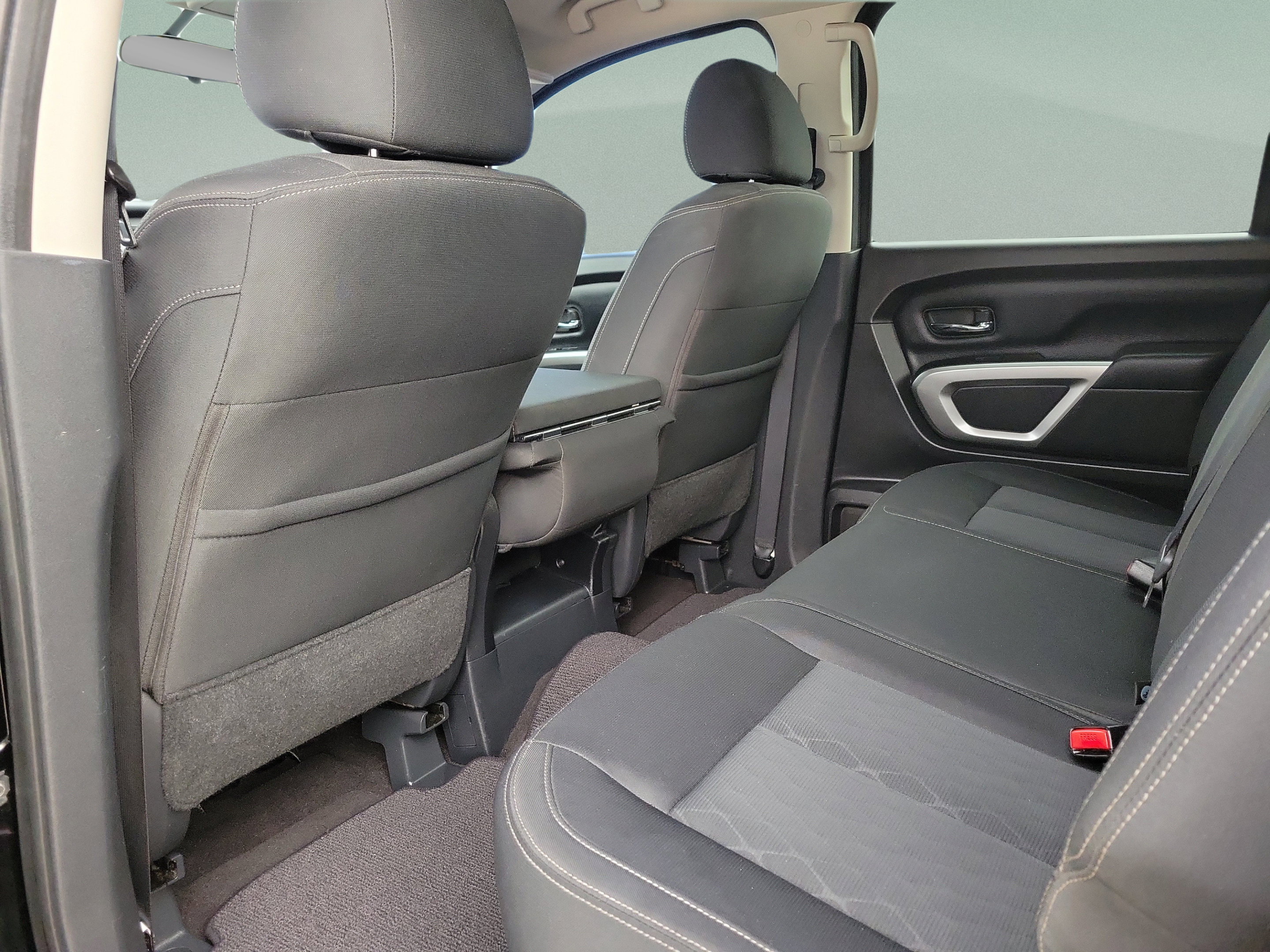 Used 2017 Nissan Titan SV RWD image 11