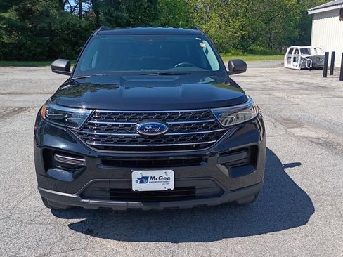 Used 2023 Ford Explorer XLT AWD/4WD image 2