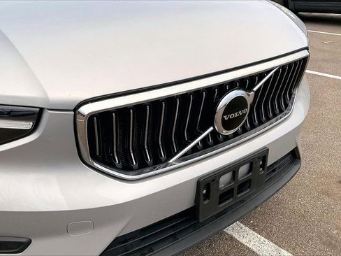 Used 2024 Volvo XC40 B5 Core image 30