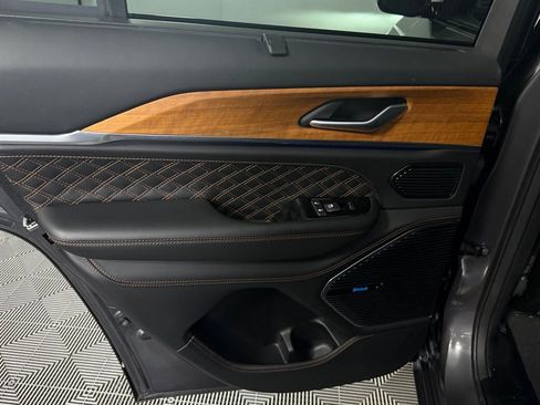 Used 2022 Jeep Grand Cherokee Summit AWD/4WD image 25