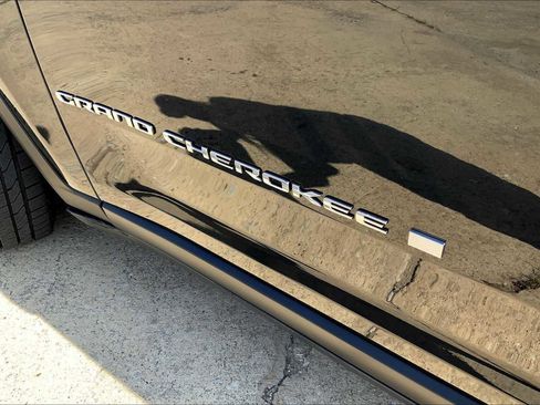 Used 2024 Jeep Grand Cherokee Limited image 31