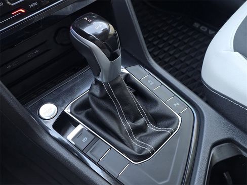 Used 2025 Volkswagen Taos SE image 15