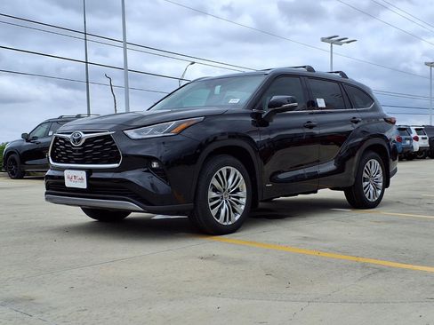 New 2026 Toyota Highlander Platinum AWD/4WD image 1