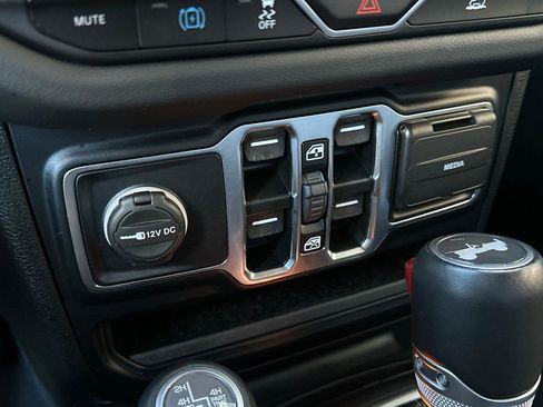 Used 2024 Jeep Wrangler Sahara image 33