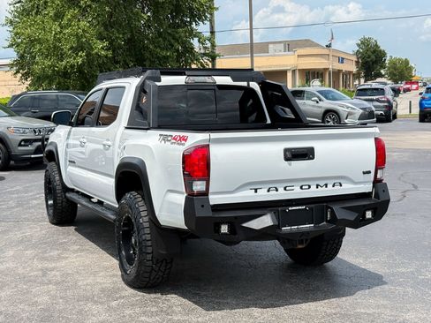 Used 2018 Toyota Tacoma TRD Off-Road AWD/4WD image 10