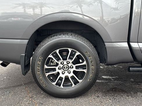 Used 2022 Nissan Titan SV w/ SV Convenience Package image 9