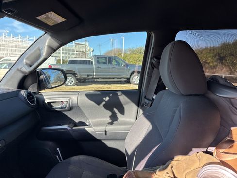 Used 2019 Toyota Tacoma TRD Sport image 14