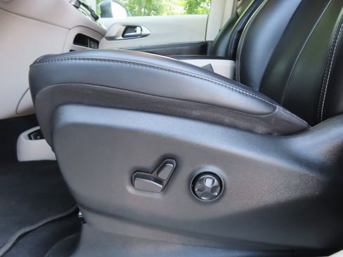 Used 2023 Chrysler Pacifica Touring-L image 6