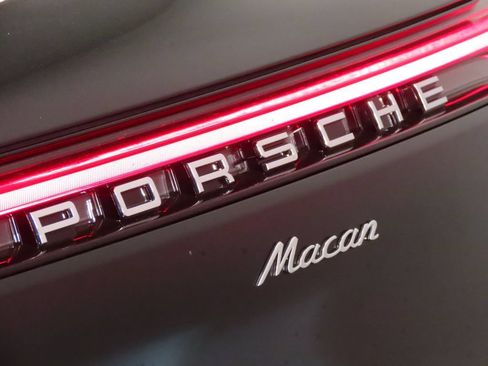 Certified 2025 Porsche Macan AWD/4WD image 12