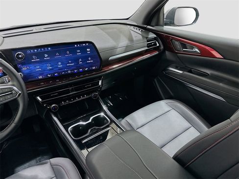 Used 2025 Chevrolet Traverse Z71 image 24