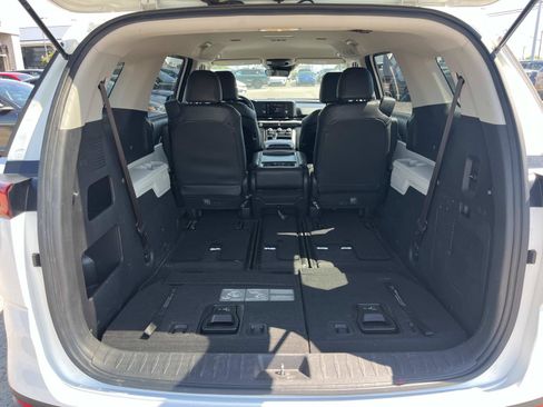 Used 2023 Kia Carnival LX FWD image 21
