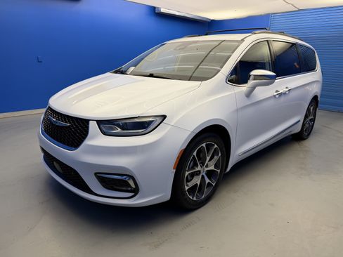 Used 2022 Chrysler Pacifica Limited w/ Uconnect Theater Family Group FWD image 4