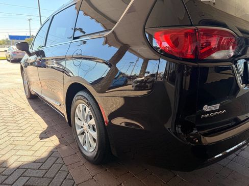 Used 2019 Chrysler Pacifica Touring-L image 7