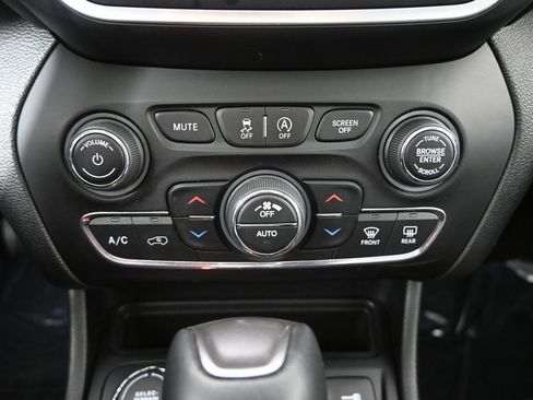 Used 2022 Jeep Cherokee Latitude Lux w/ Sun & Sound Group image 30