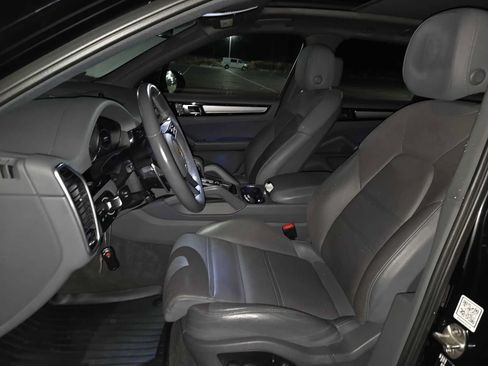 Used 2023 Porsche Cayenne Platinum Edition w/ Premium Package Plus AWD/4WD image 9