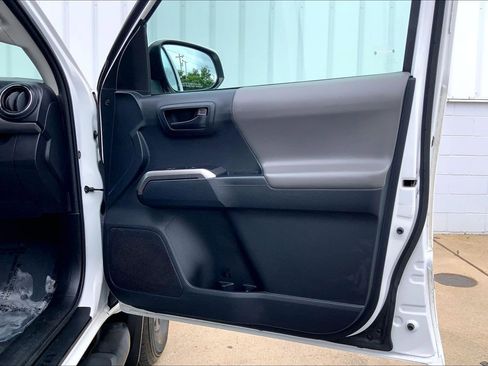 Used 2020 Toyota Tacoma SR5 AWD/4WD image 28