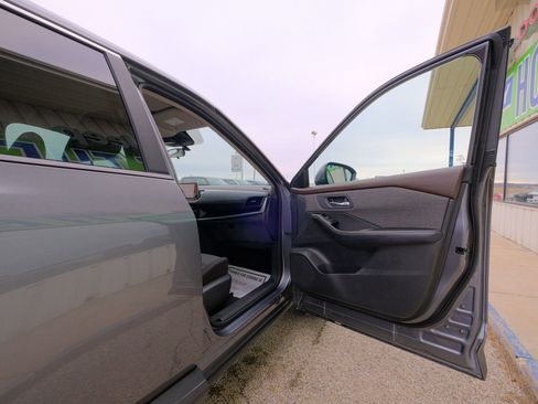 Used 2023 Nissan Rogue SV image 16